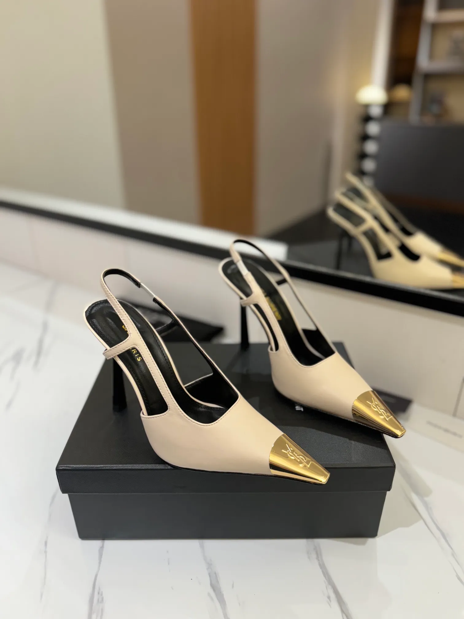 👟👟Ex-factory price 600👟👟 saint laurent ss24 new arrival～ Saint Laurent ysl 2024 spring and summer｜New high-heeled shoes🆕 Beautiful, refined and elegant! The 10cm foot is very stable, so feel free to put it in! The heel is custom-made from a new mold, and the height is the same as the original one. Various incorrect versions are % high-end and sexy, YSL still understands women best❤️ ⚠️The entire upper and lining are made of one piece without joints, which consumes more materials and costs more! Moreover, the material, fabric and lining are all made from more than 20 pieces of genuine custom-made calfskin. The upper is made of custom-made calfskin, the lining is made of calfskin, and the genuine leather outsole imported from Italy. Heel height: 10cm. Size: 35-39 (40 and 41 are custom-made and cannot be returned or exchanged)